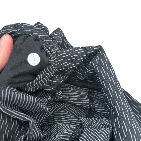 Lululemon Wunder Under black pattern style sz 6 28” - Picture 5 of 6